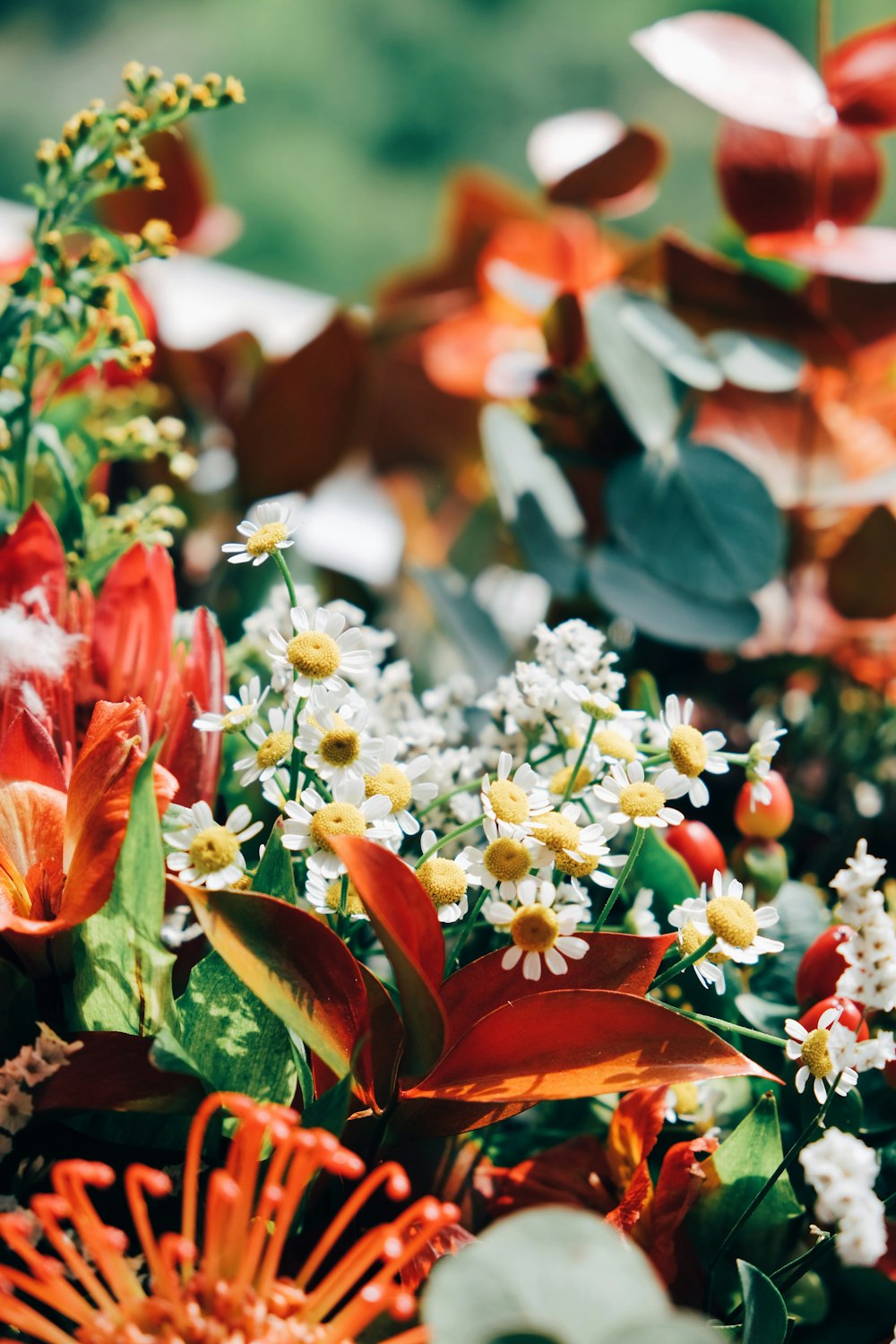 un ramo de flores que están en un jarrón