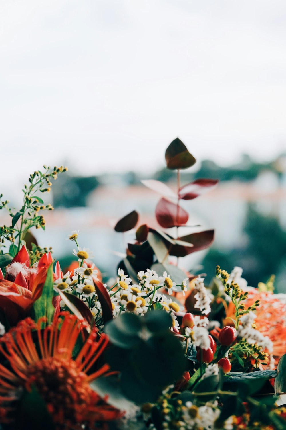 Un ramo de flores sentado encima de una mesa