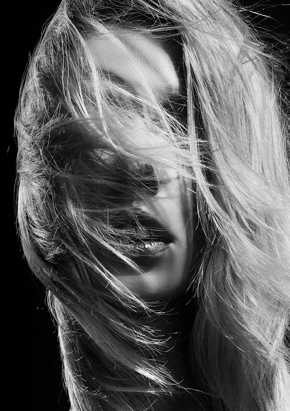 uma mulher com cabelos longos soprando ao vento