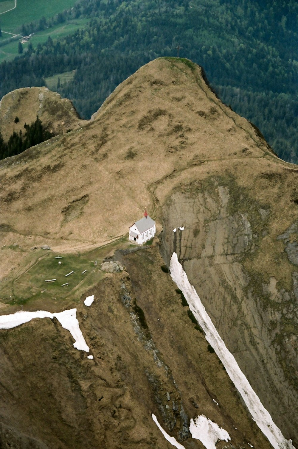 Ein kleines weißes Haus auf dem Gipfel eines Berges