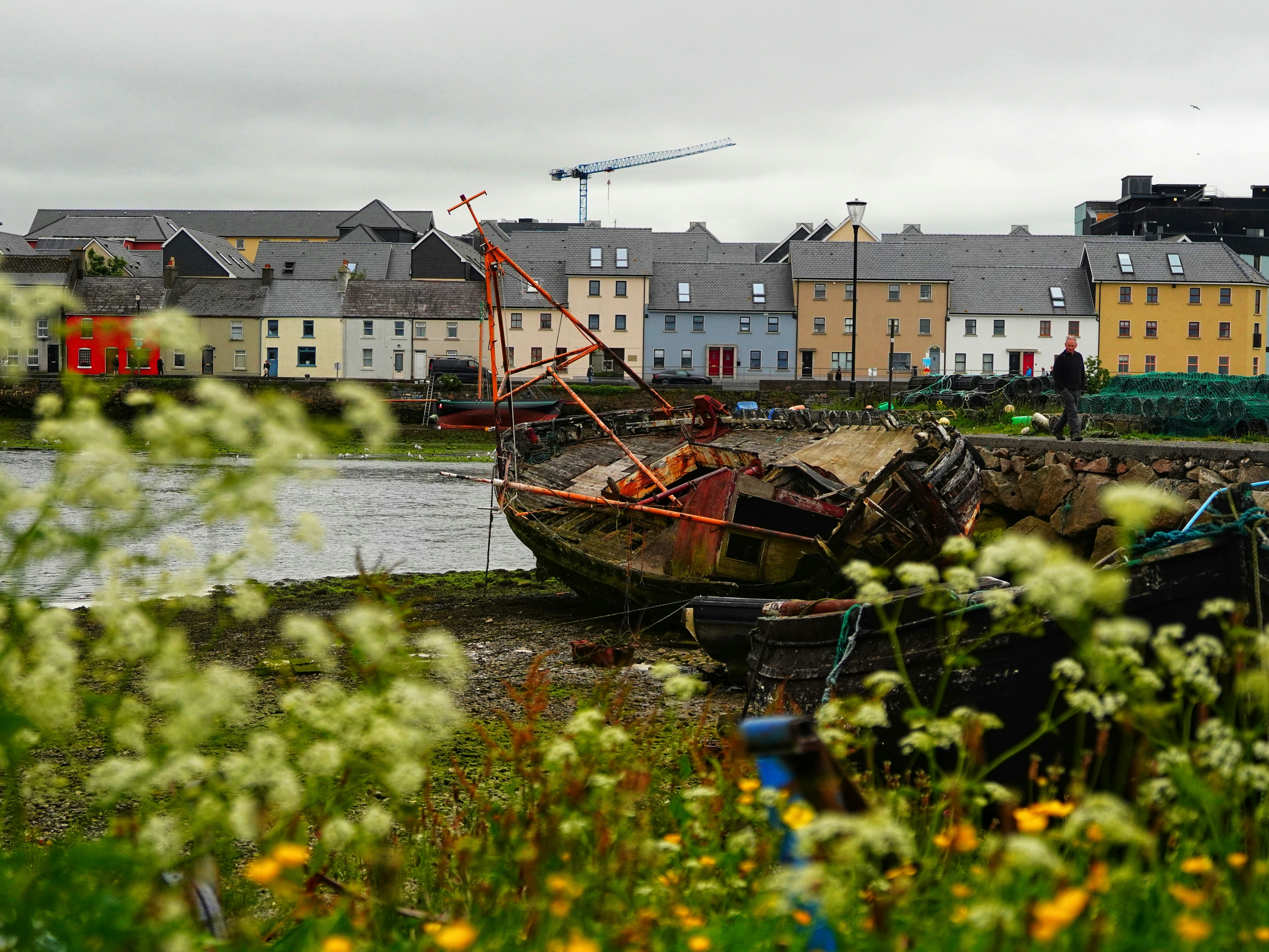 a couple of boats that are sitting in the grass
