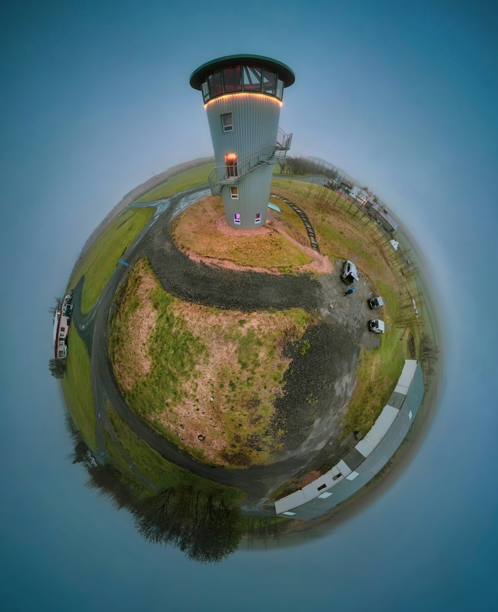 una piccola isola con una torre in cima