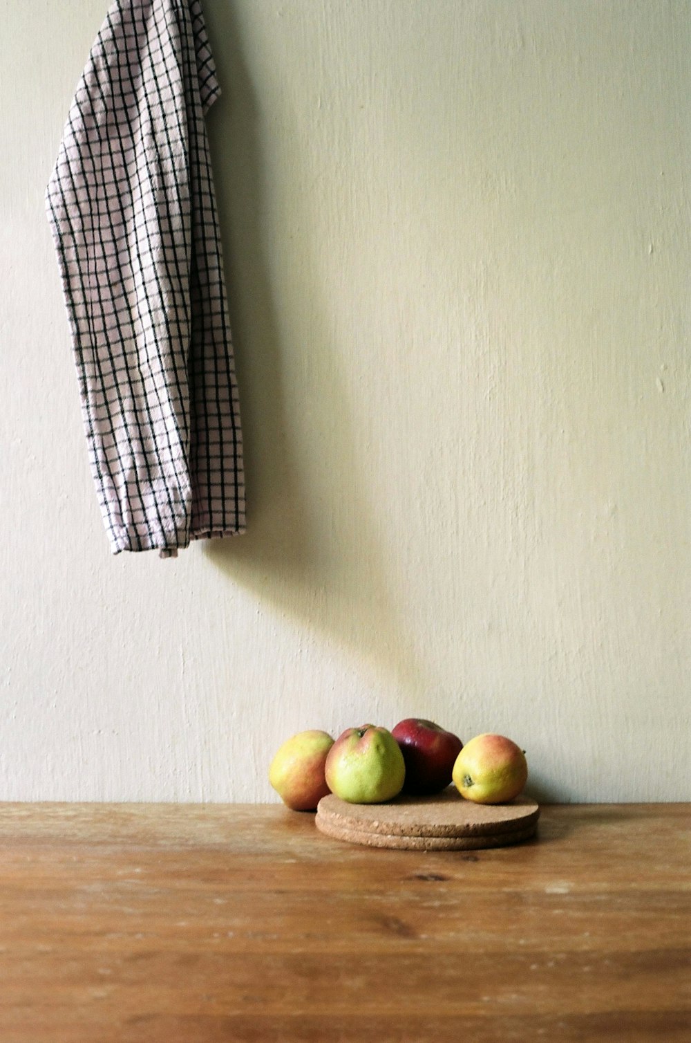 uma mesa de madeira coberta com uma tigela de frutas