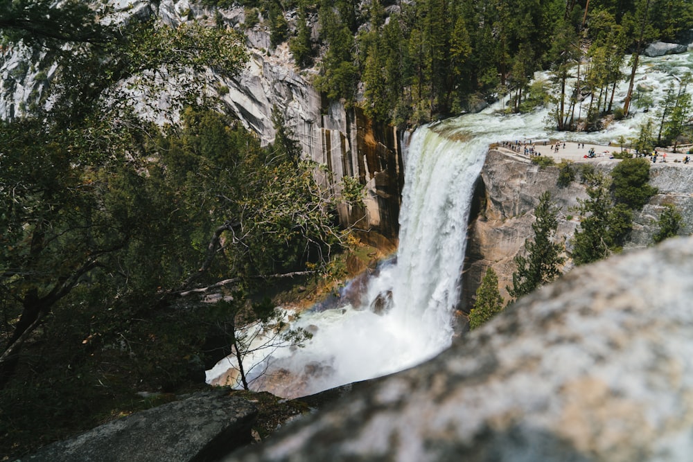 Una cascada se ve desde lo alto de un acantilado