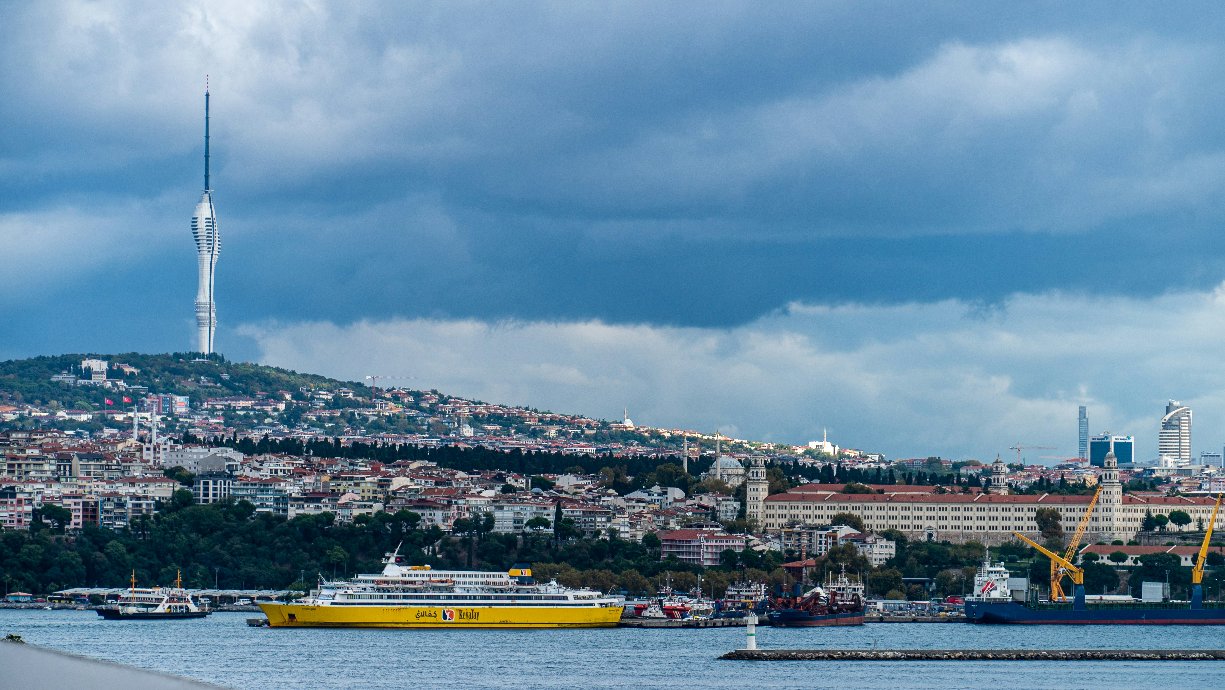 Una gran masa de agua con una ciudad al fondo