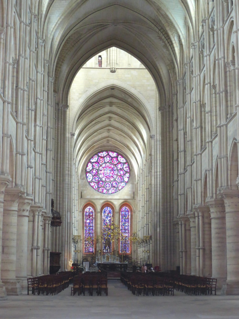 ステンドグラスの窓と会衆席のある大きな大聖堂