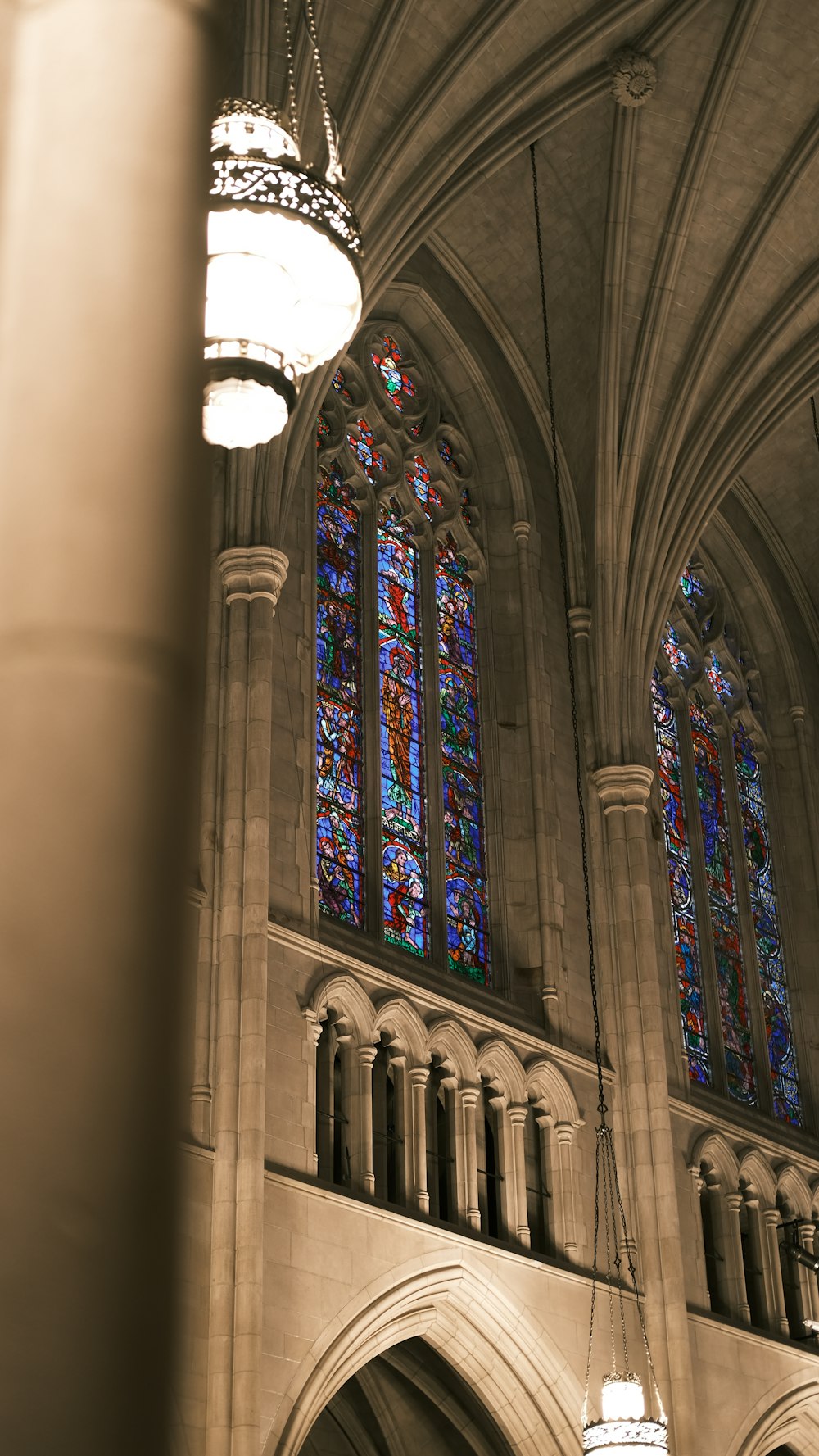 una catedral con vidrieras y una lámpara de araña