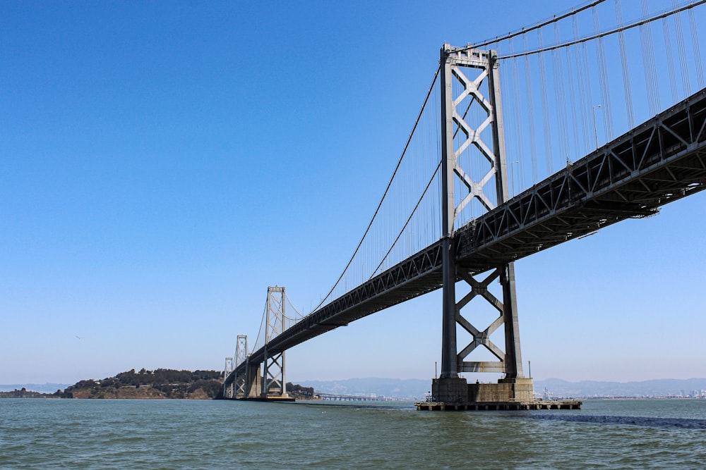 uma grande ponte que se estende sobre uma grande massa de água