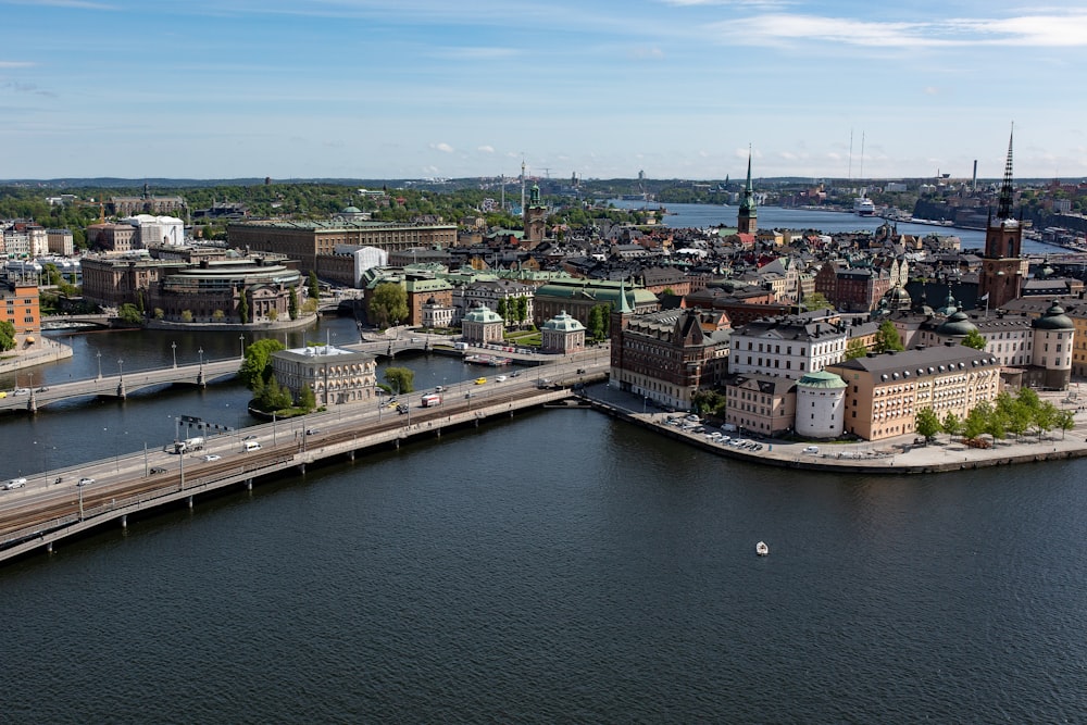 ein großes Gewässer mit einer Brücke in der Mitte