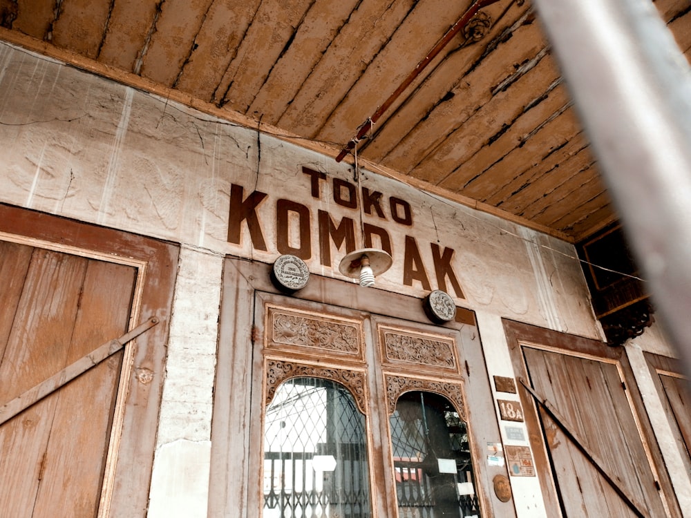Uma placa na lateral de um prédio que diz Toho Kompak