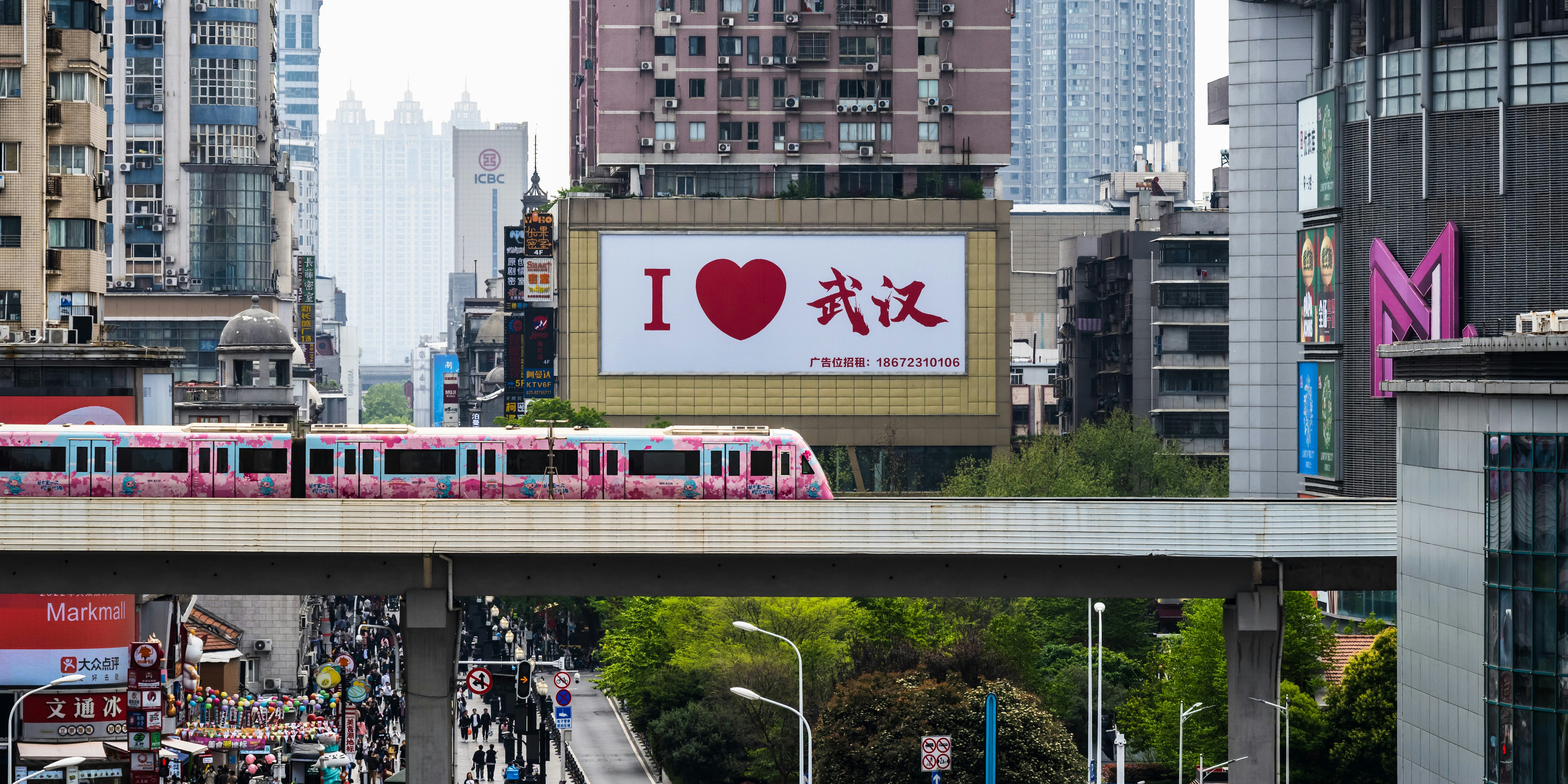 un train traversant un pont dans une ville