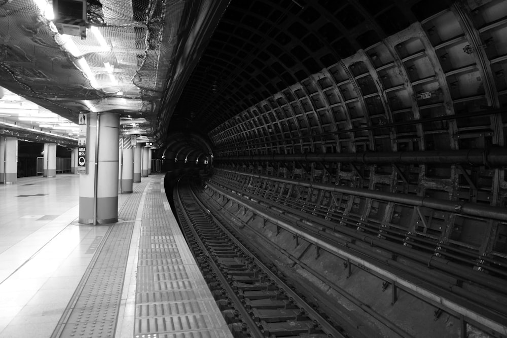 Una foto in bianco e nero di una stazione della metropolitana