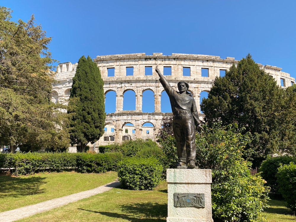 Una estatua de un hombre frente a un edificio