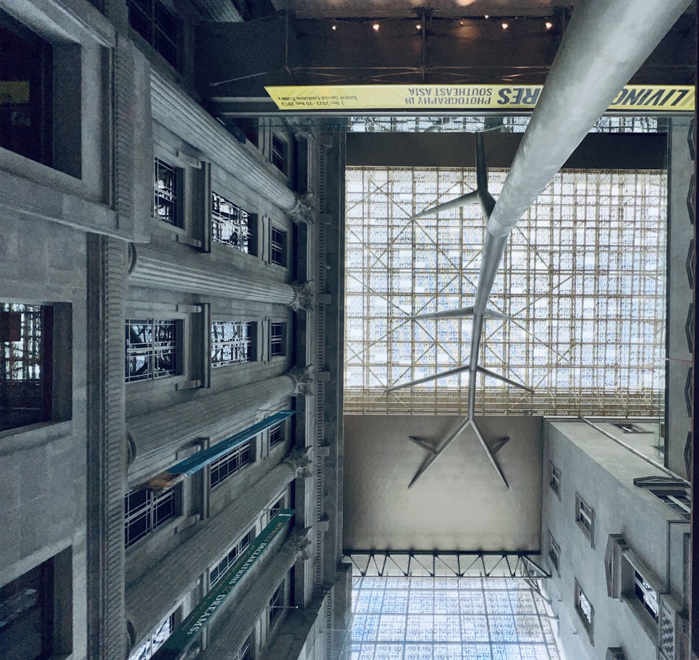 Un très grand bâtiment avec une très longue fenêtre