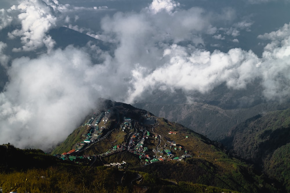 Una vista de una montaña con muchas nubes en el cielo