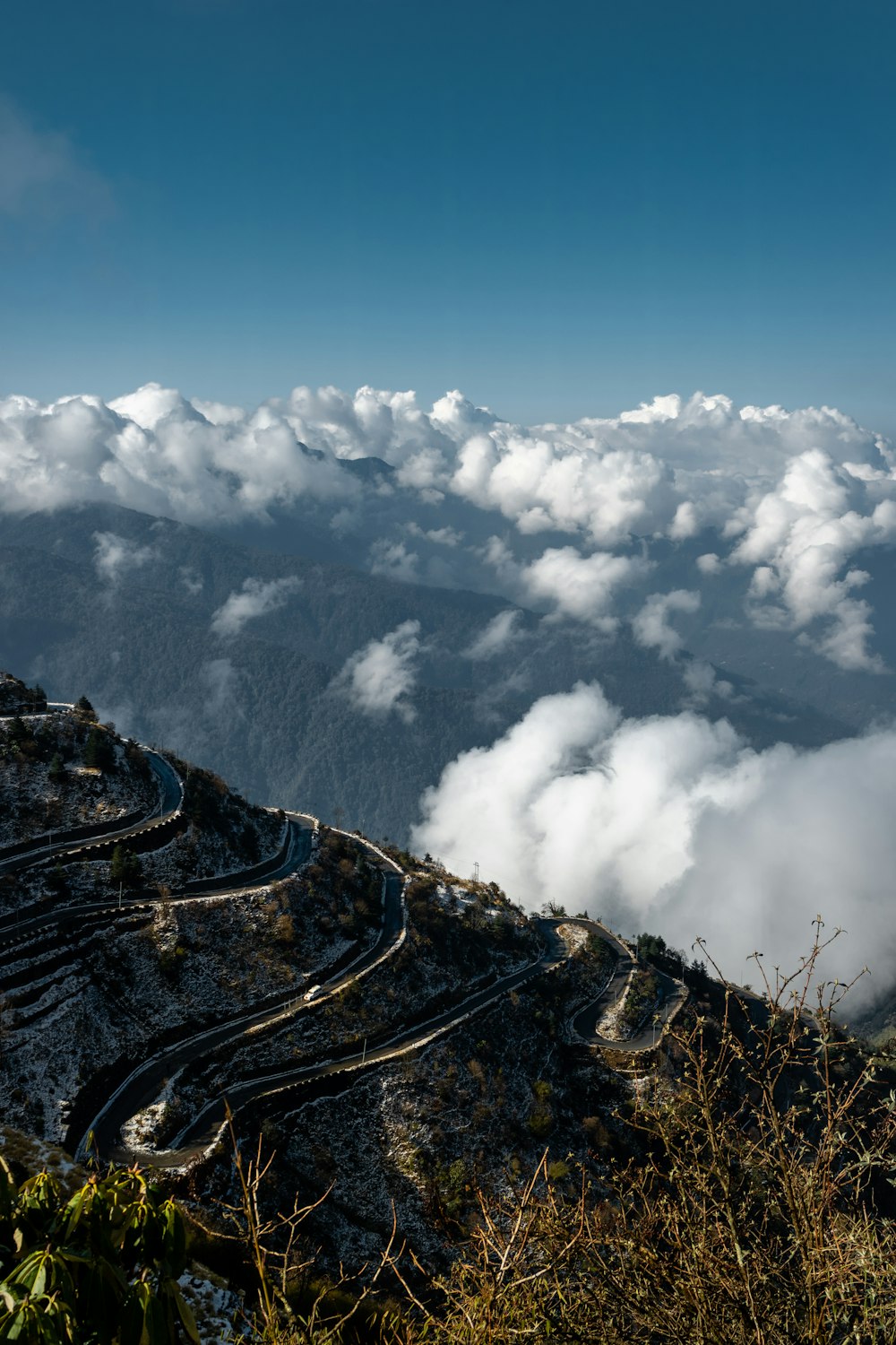 Una vista de una montaña con una vía de tren en primer plano