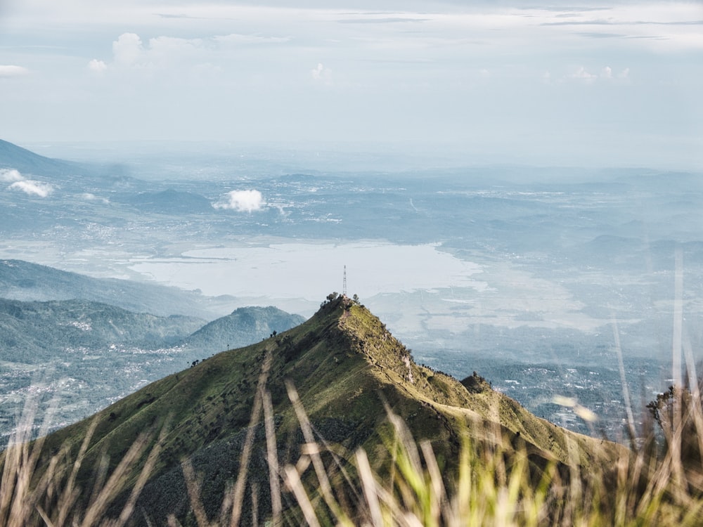 uma colina com uma torre no topo dela