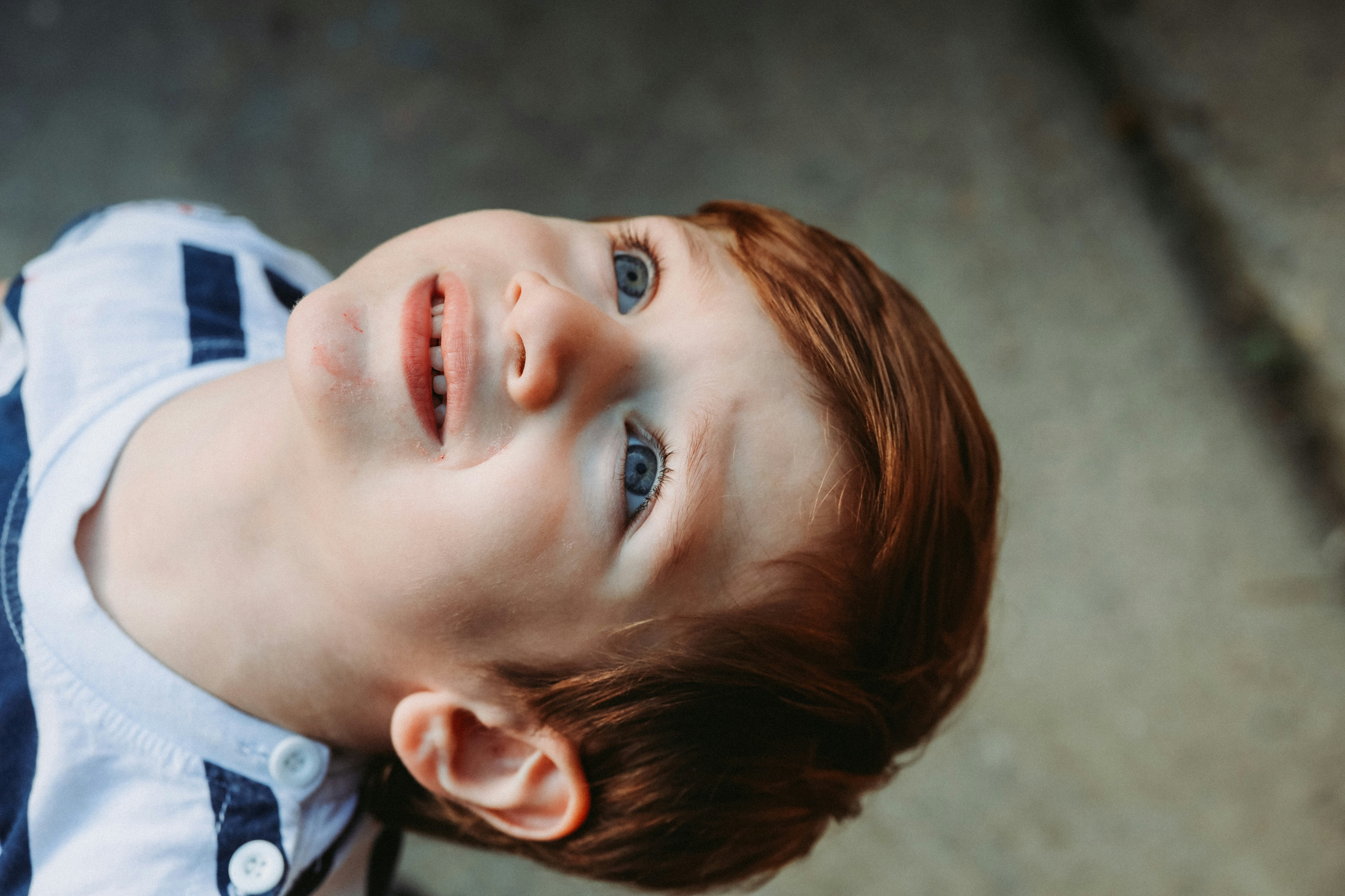 A young boy looking up at the sky photo – Free Portrait Image on Unsplash, image size:3000x2000