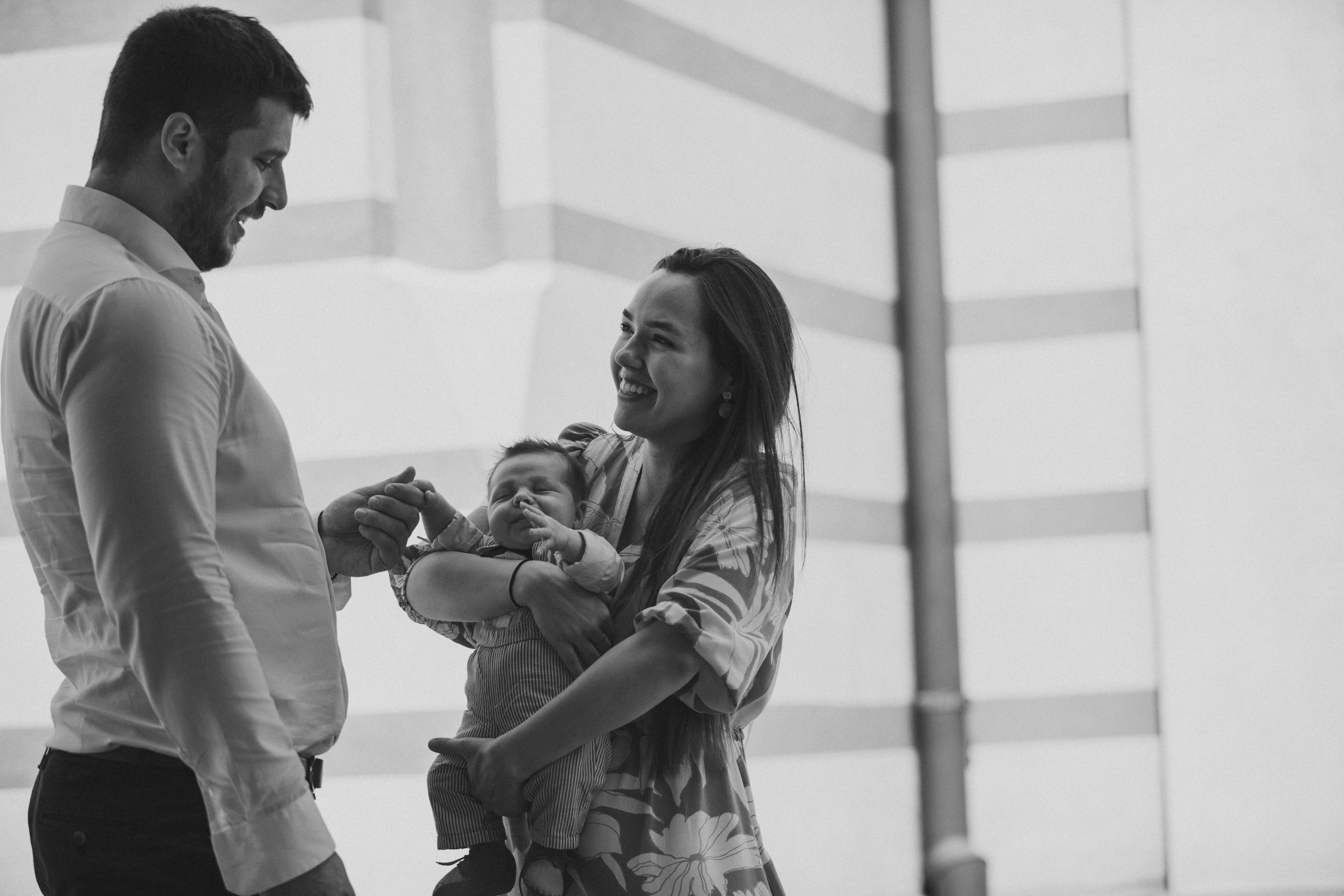 भारतीय यात्रियों का एक समूह, ज्यादातर पुरुष, हवाई जहाज से उतरते हुए, मास्क पहने और एक-दूसरे से कुछ दूरी बनाए हुए दिख रहा है।