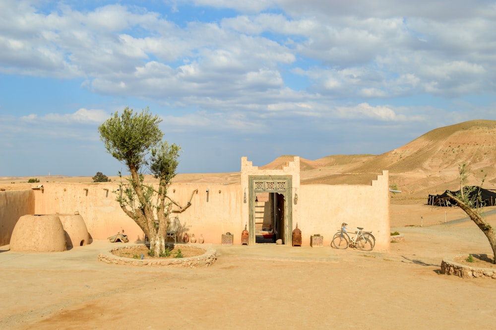 Ein Gebäude in der Wüste mit einem Fahrrad davor geparkt
