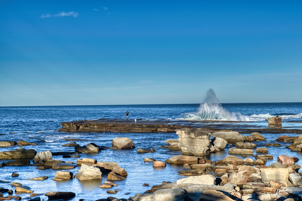 un grand plan d’eau entouré de rochers