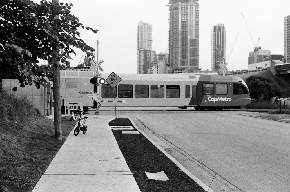 uma foto em preto e branco de um trem nos trilhos