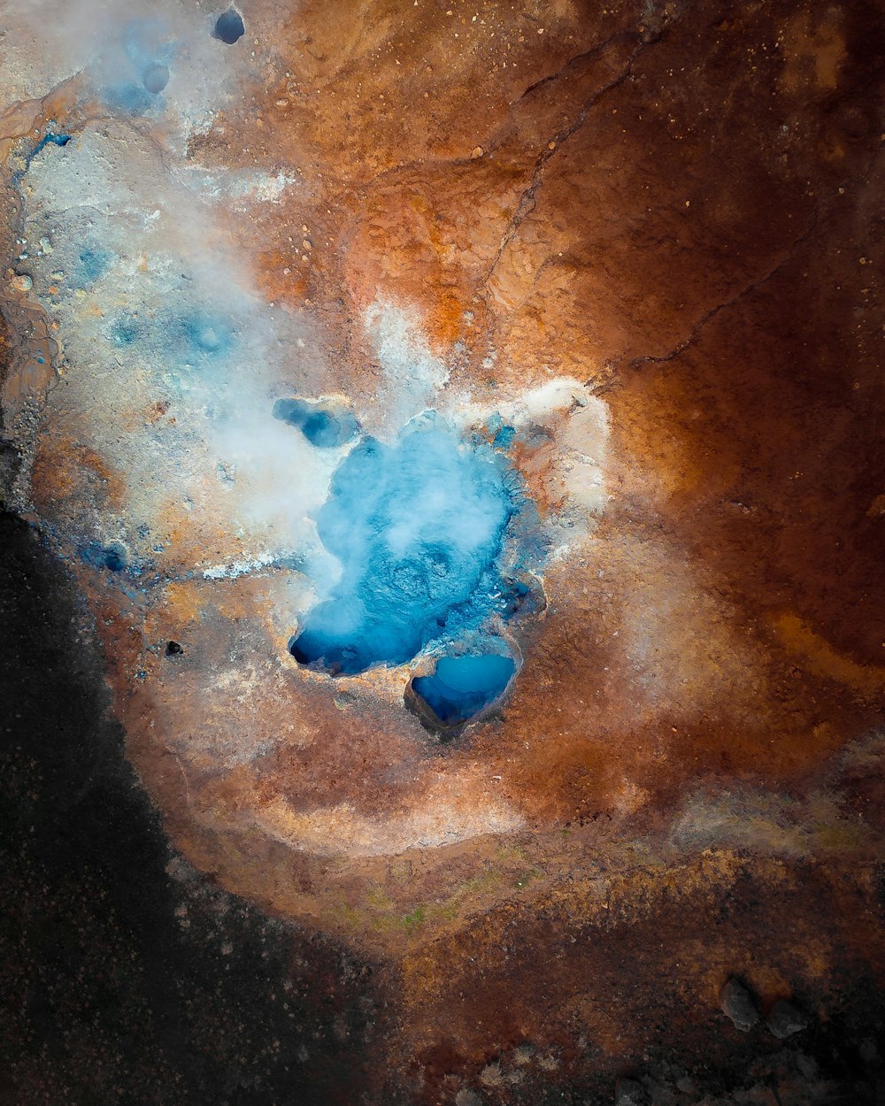 Una sustancia azul está en medio de un área marrón