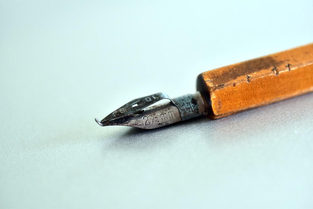 um close up de um lápis com um apontador sobre ele