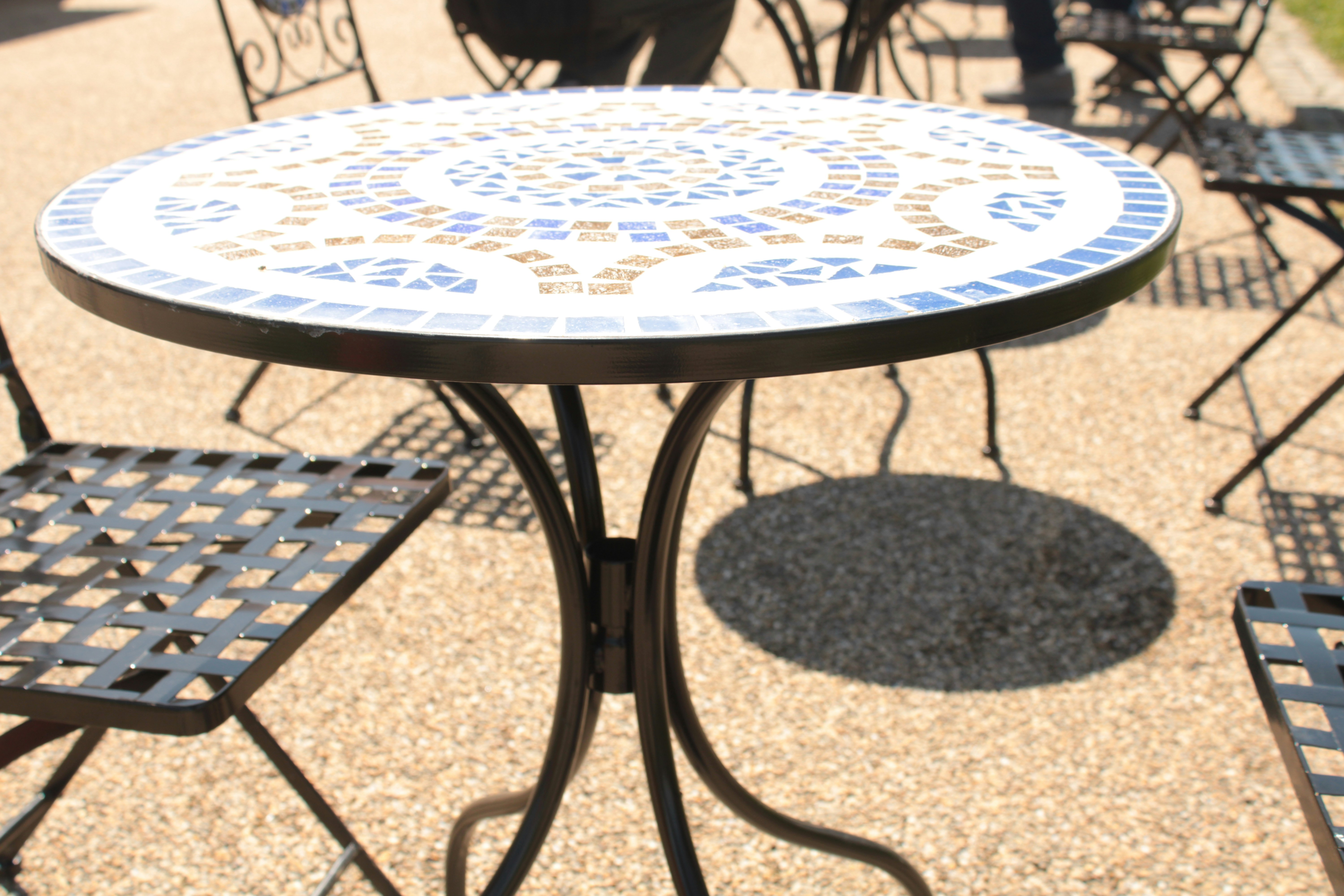 uma mesa e cadeiras sentadas em um pátio