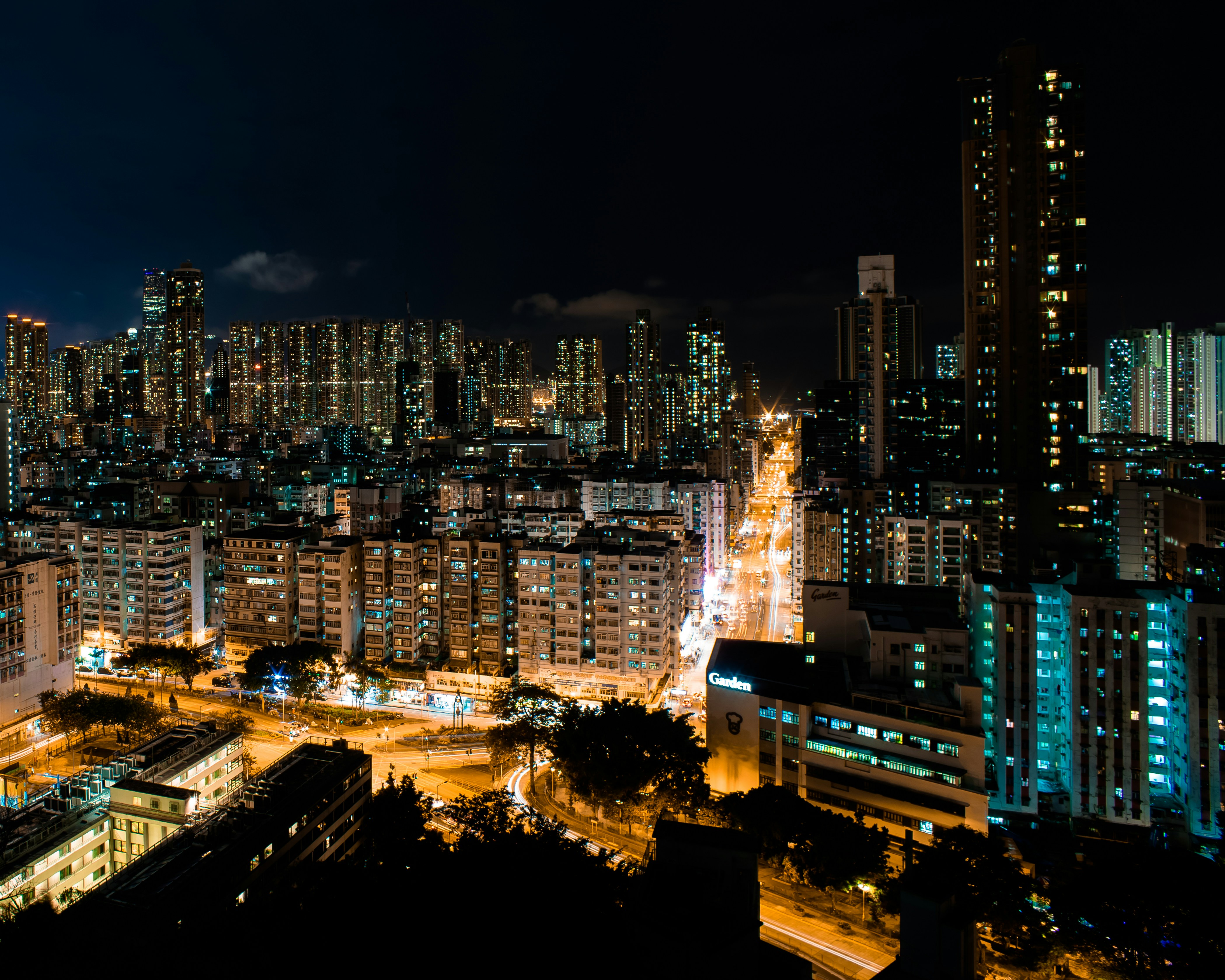 une vue d’une ville la nuit depuis le sommet d’un immeuble