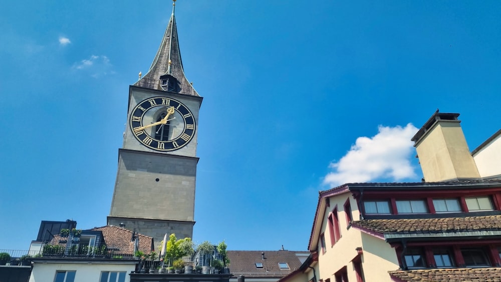 Un'alta torre dell'orologio che domina una città