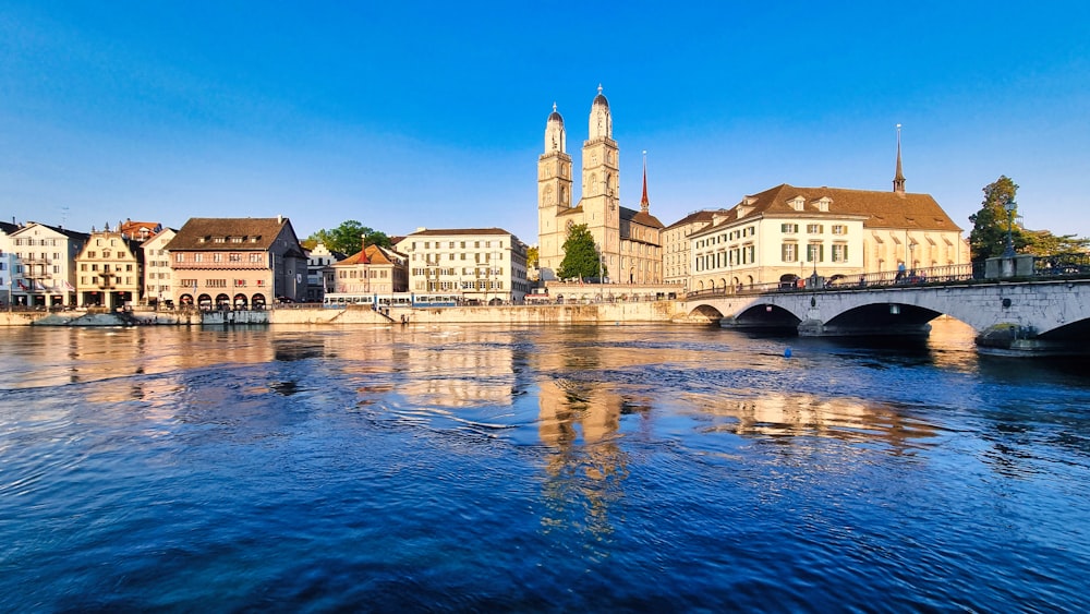 Un fiume che attraversa una città accanto a edifici alti