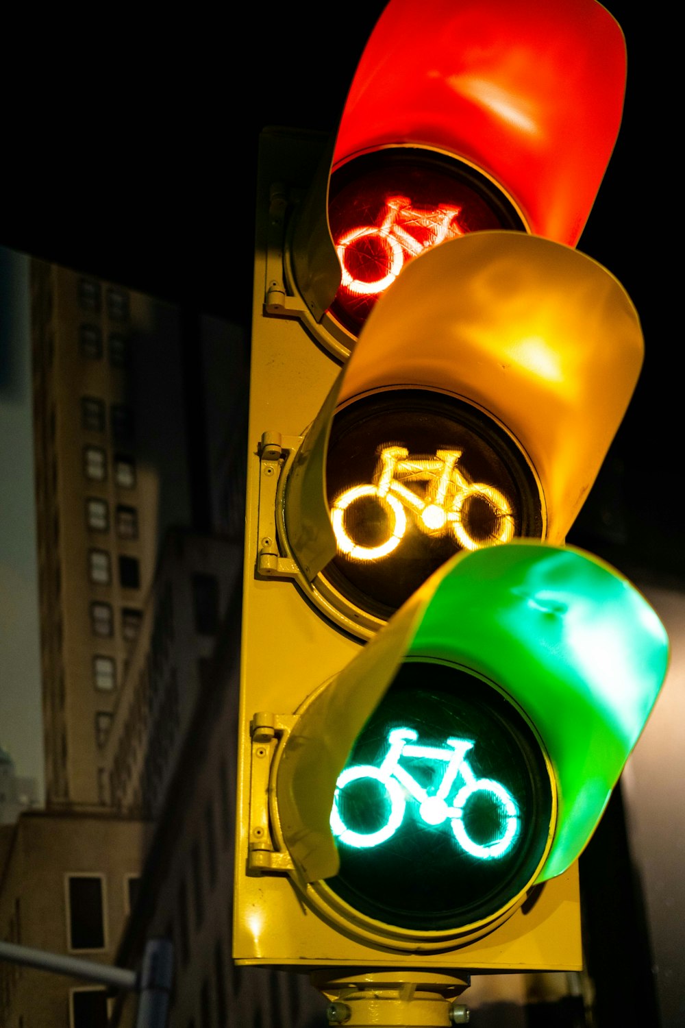 un semáforo con una señal de bicicleta