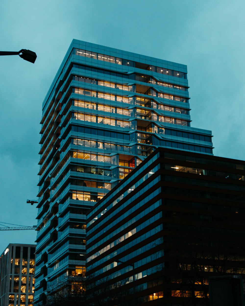 a very tall building sitting next to a traffic light