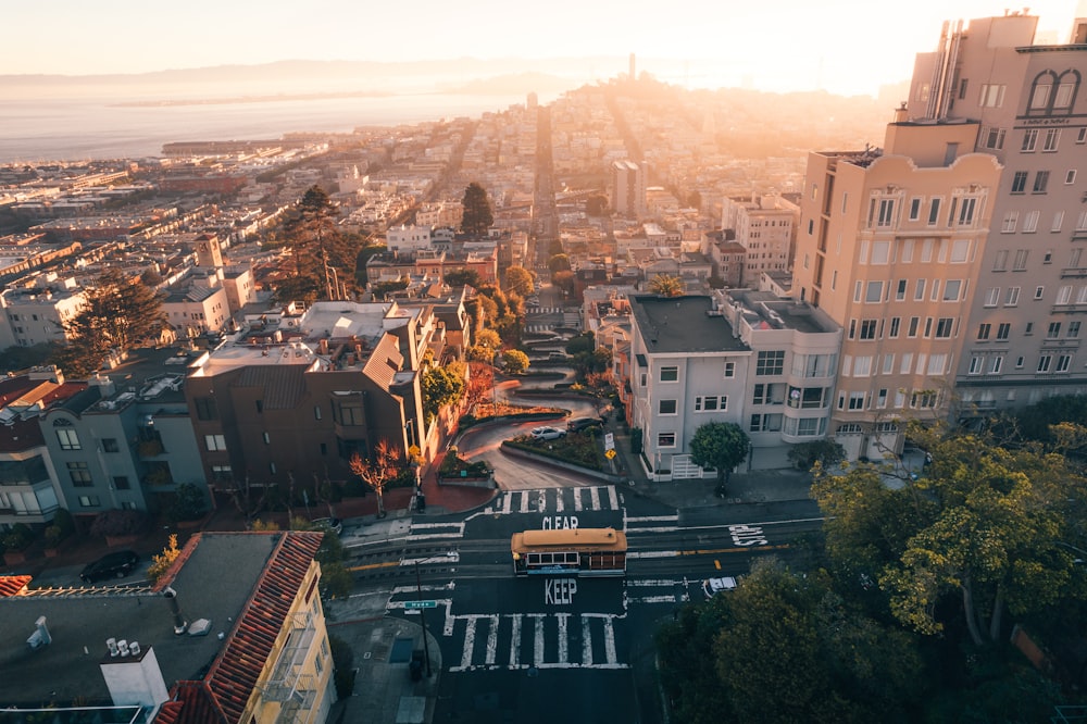 una vista di una città da un punto di vista elevato