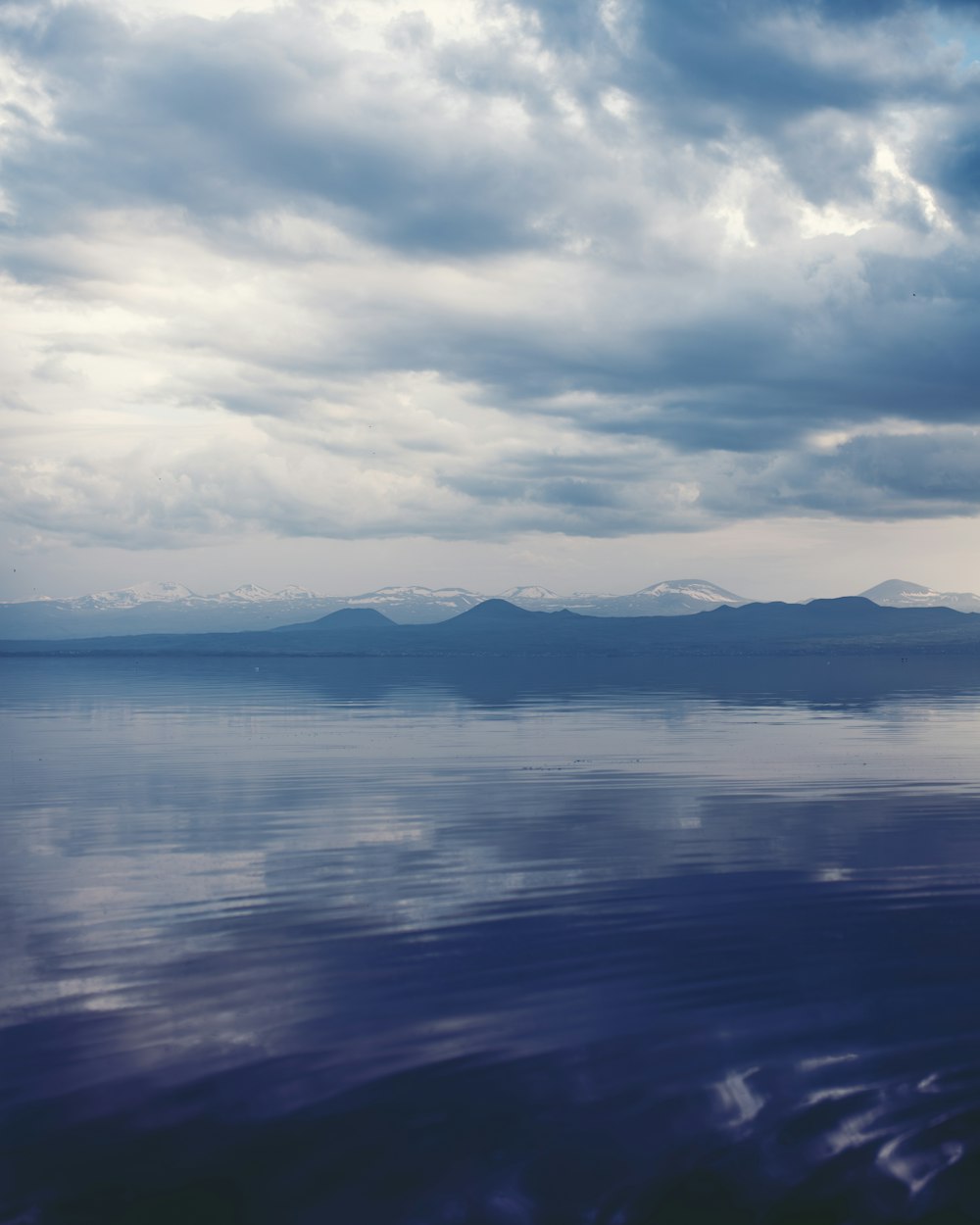 una gran masa de agua bajo un cielo nublado