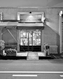 Exterior view of Liro s.r.l.s. shop located on Via dei Gelsi, 163 in Rome.