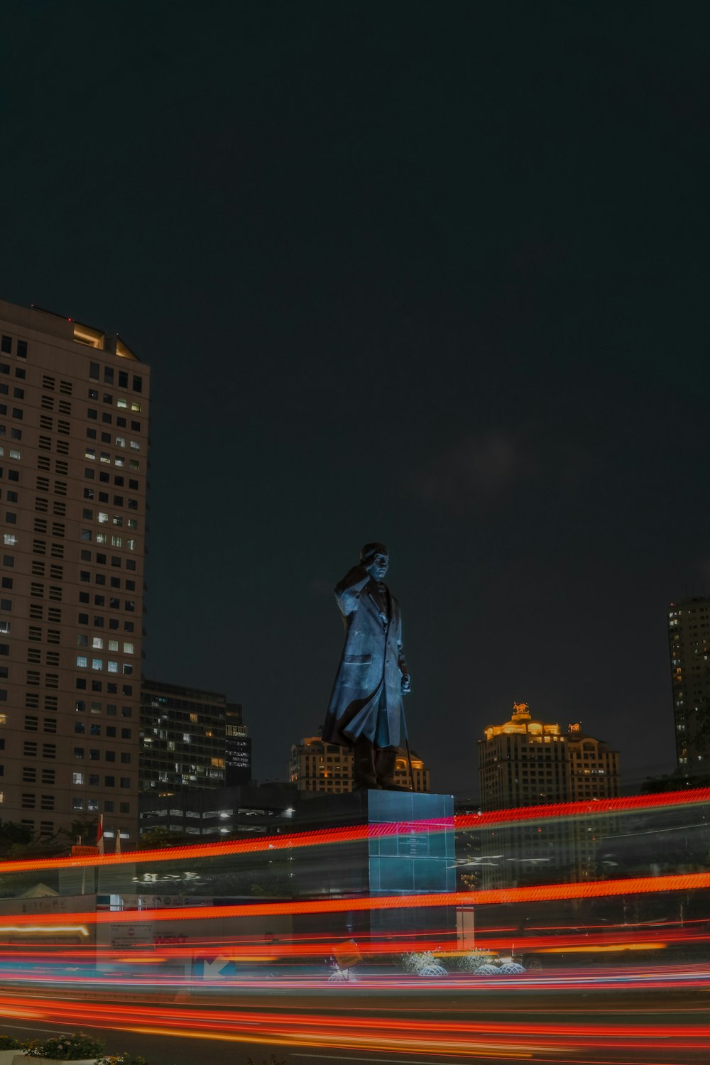 Uma foto de longa exposição da Estátua da Liberdade à Noite