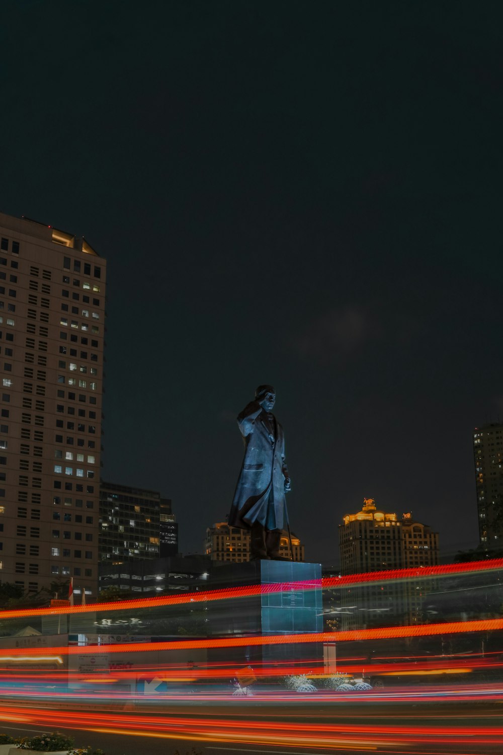 Una foto a lunga esposizione della Statua della Libertà di notte