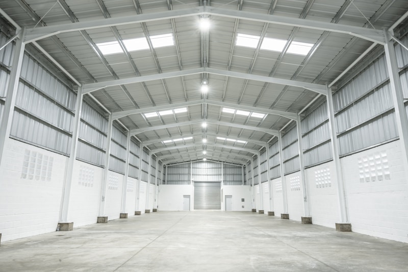 Endüstriyel Aydınlatma Rehberi: Fabrika, Depo ve Üretim Tesisleri