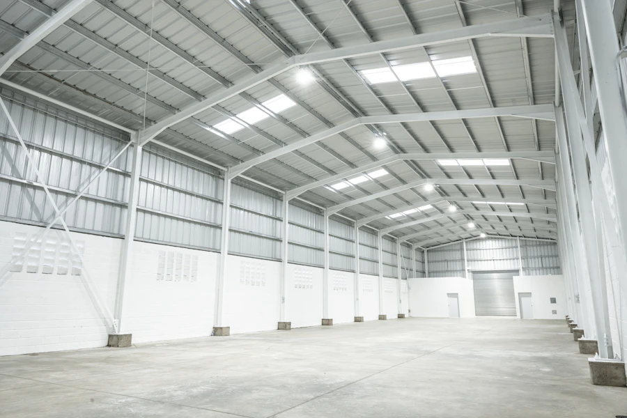Interior de bodega industrial en construcción