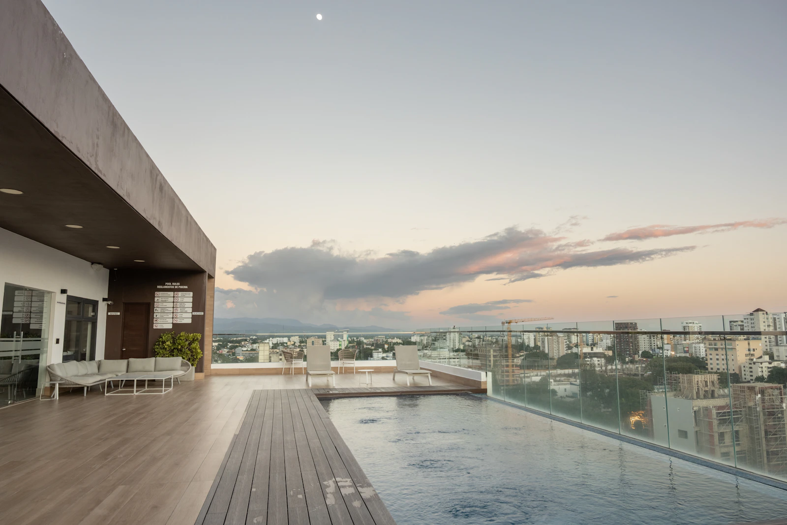 Piscina en terraza con vista urbana, imagen ilustrativa