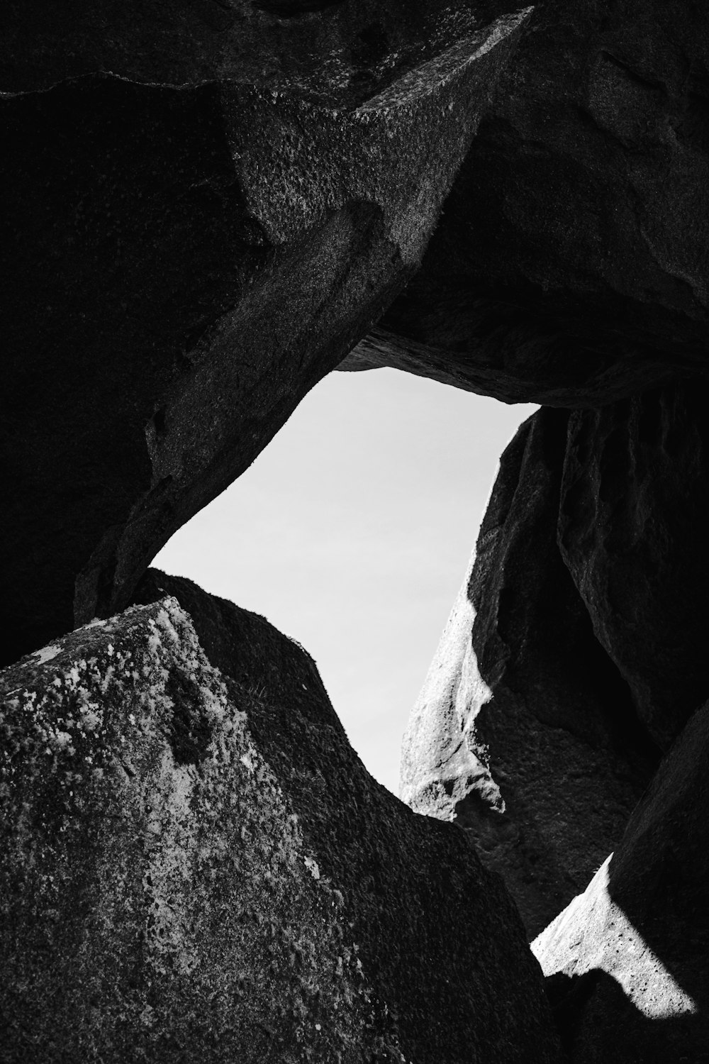 Una foto in bianco e nero di una formazione rocciosa