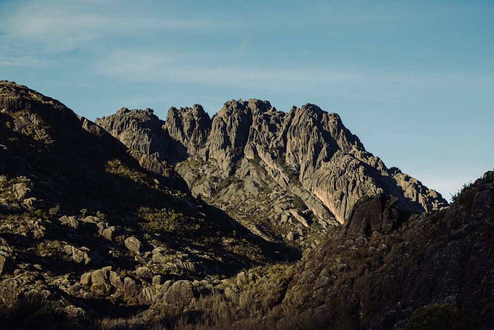 una vista di una catena montuosa dal fondo di una collina