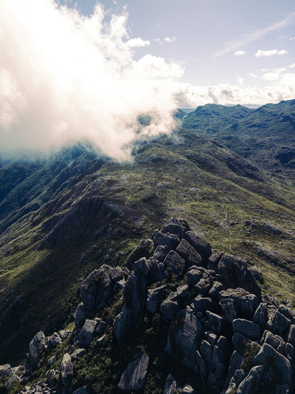 Una vista di una montagna rocciosa con una nuvola nel cielo