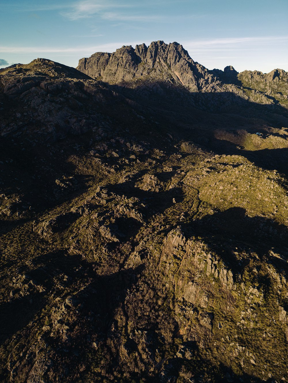 una vista di una catena montuosa da un aereo