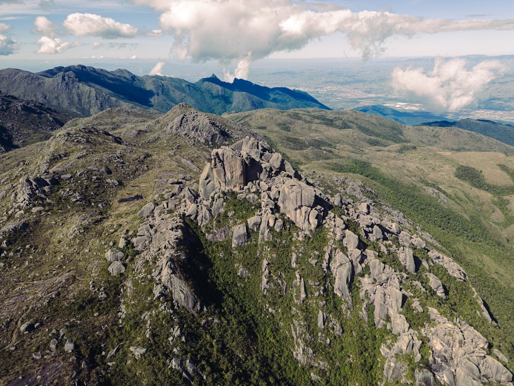 Una veduta aerea di una catena montuosa rocciosa