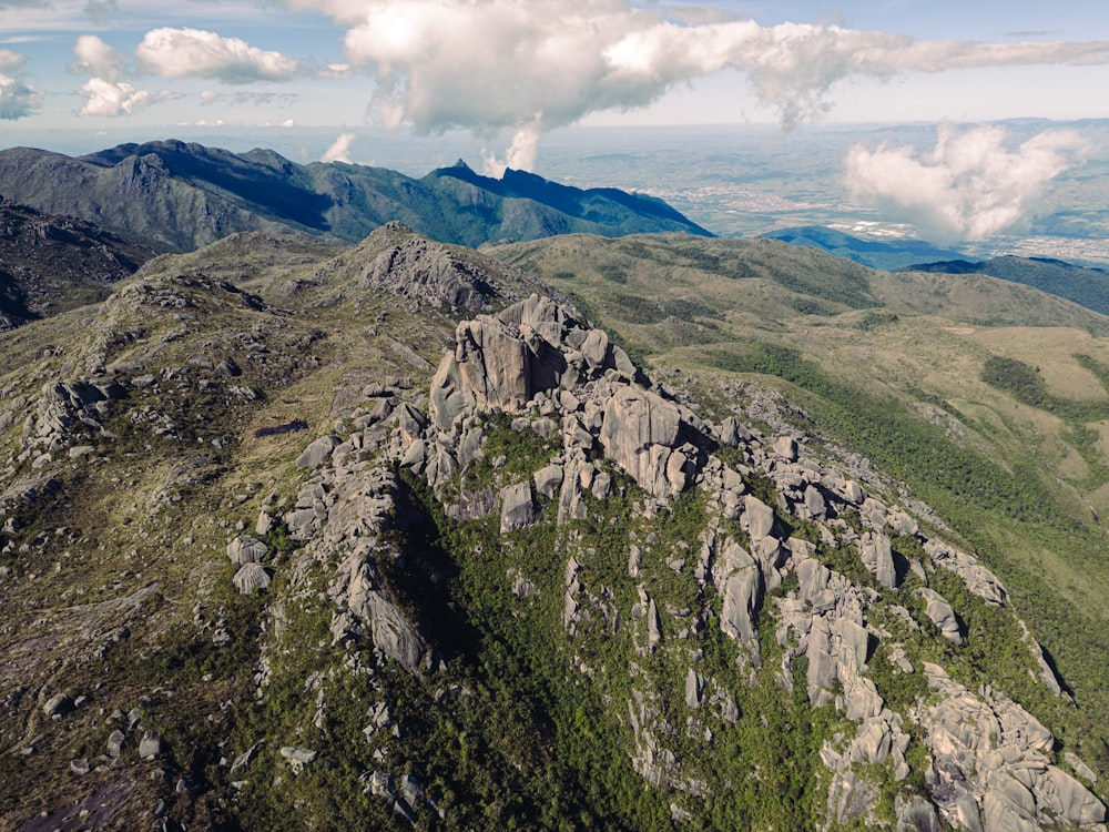 Uma vista aérea de uma cordilheira rochosa