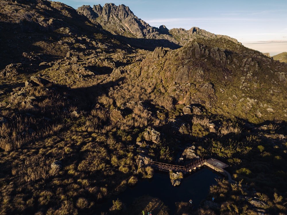 uma vista aérea de uma montanha com uma ponte