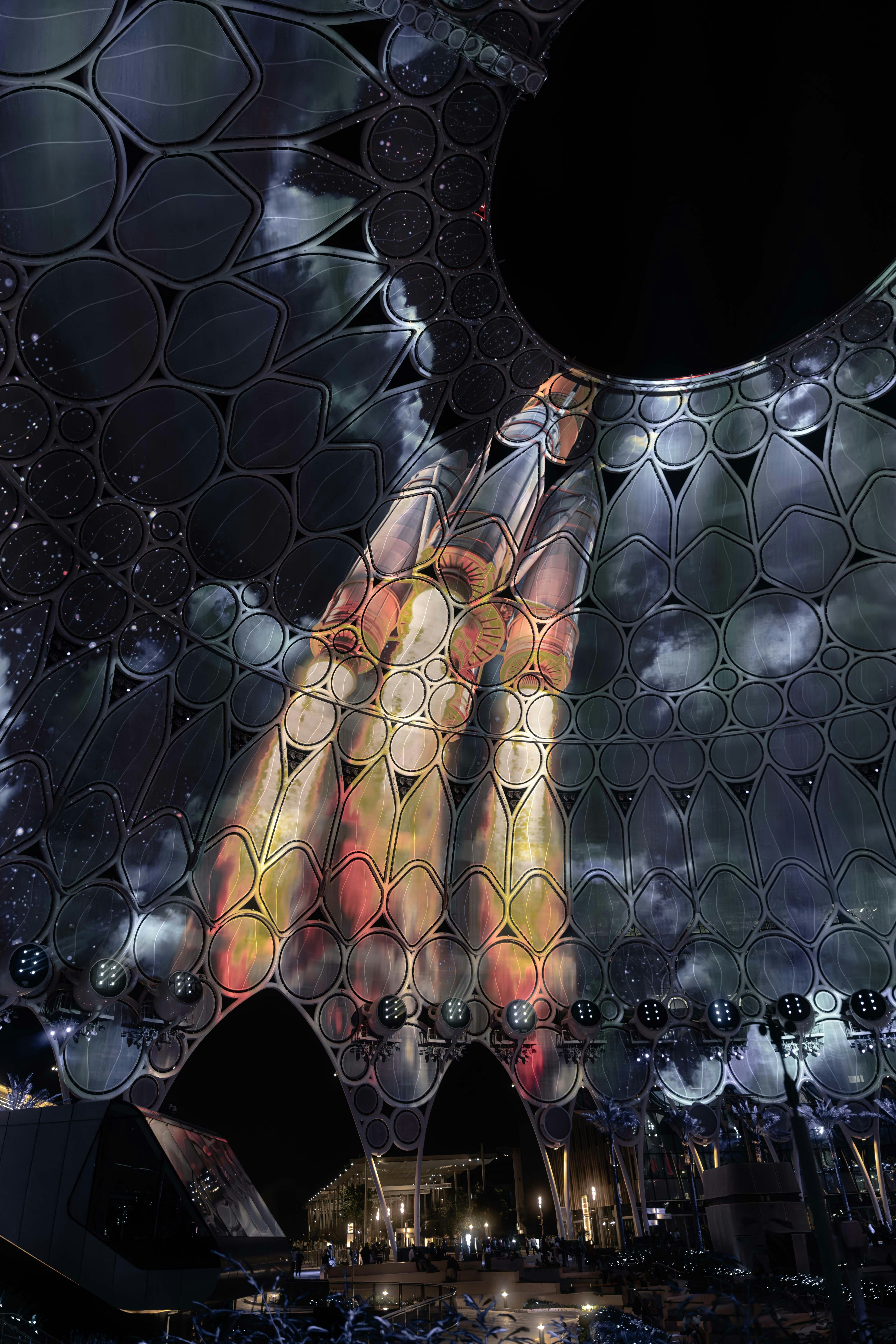 Ein futuristisches Gebäude mit einer riesigen Hand an der Seite